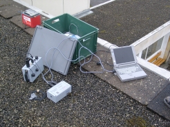 Sur cette image, on voit un PC connecté à un module GPS